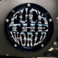 Derby cover Indian Larry "F*ck the world" per H-D