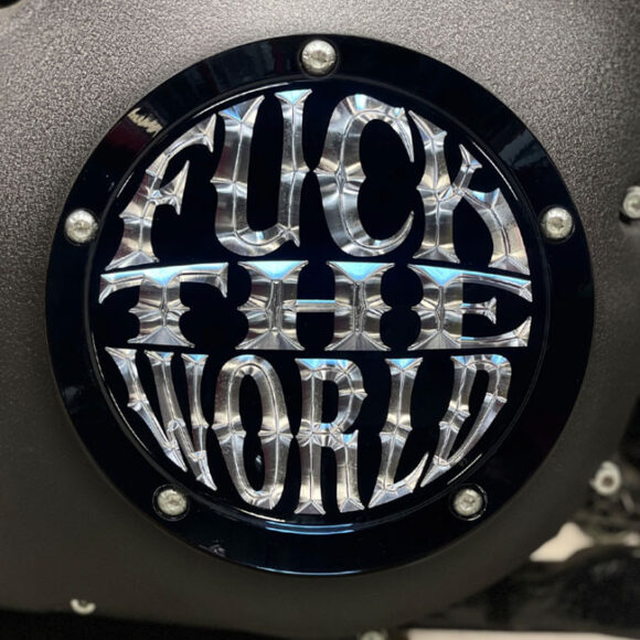 Derby cover Indian Larry "F*ck the world" per H-D