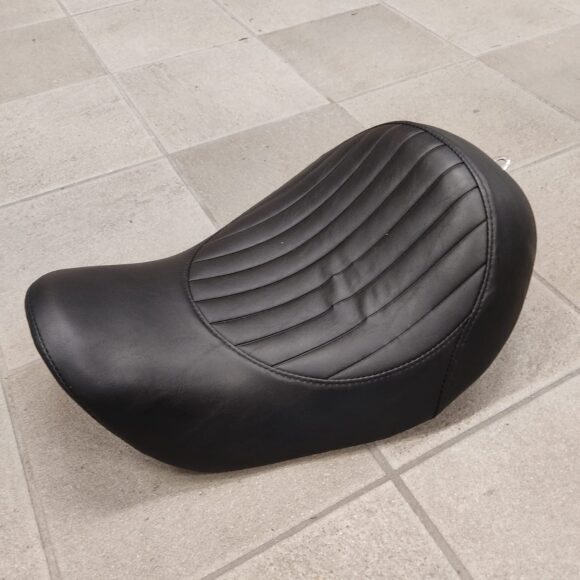 |USATO| <br/>Sella monoposto trapuntata per Dyna Street Bob FXDB - immagine 3