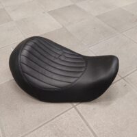 |USATO| <br/>Sella monoposto trapuntata per Dyna Street Bob FXDB